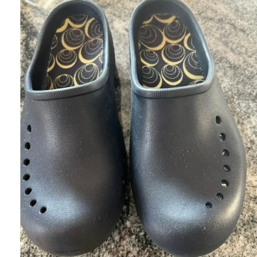 Crocs Alice Clogs Women Size 6 Navy Blue Gold Swirl Insole Slip On Shoes